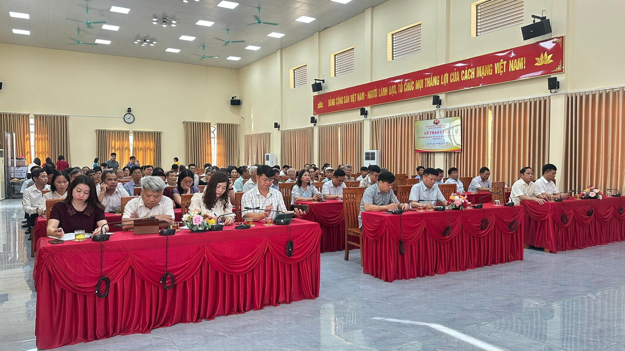 Xã Hồng Sơn có 39 đảng viên được trao tặng và truy tặng huy hiệu Đảng đợt 19/5/2026- Ảnh 1.