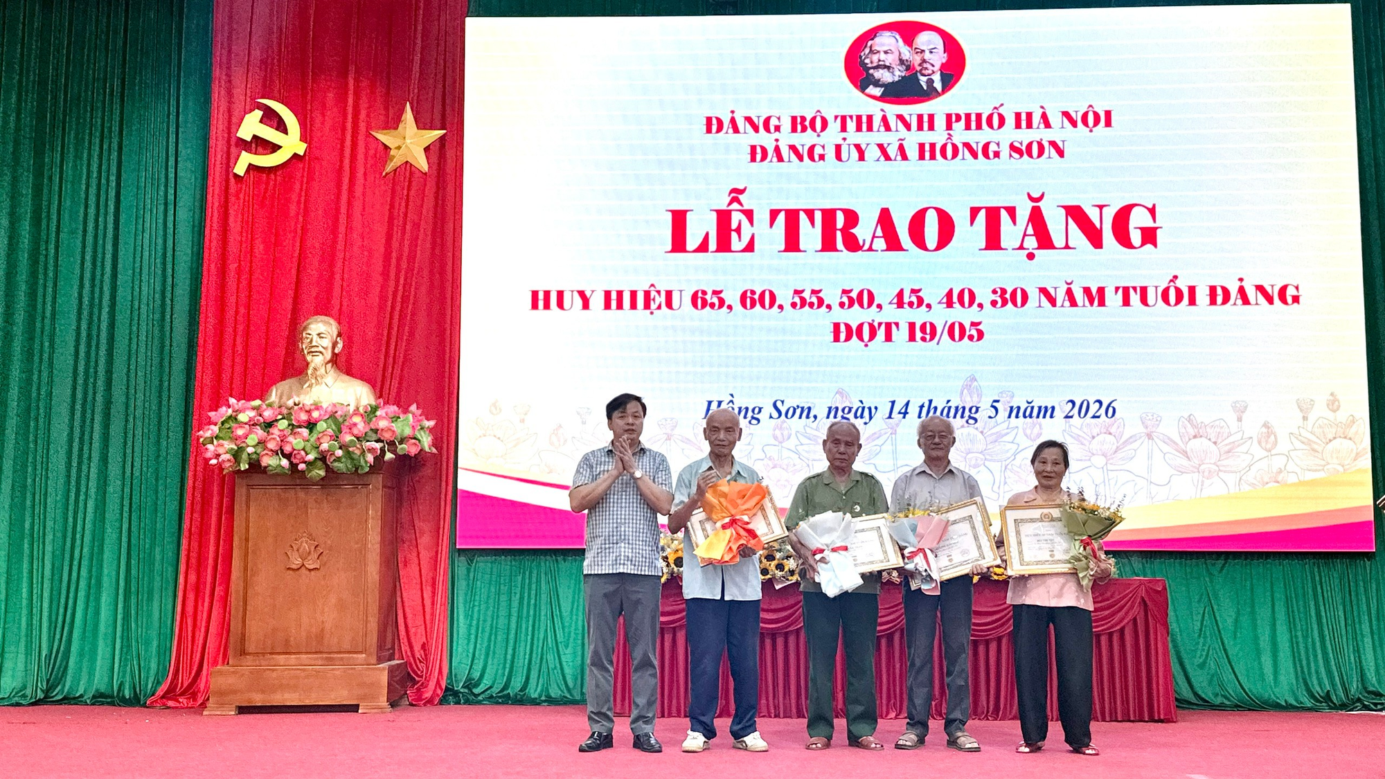 Xã Hồng Sơn có 39 đảng viên được trao tặng và truy tặng huy hiệu Đảng đợt 19/5/2026- Ảnh 2.