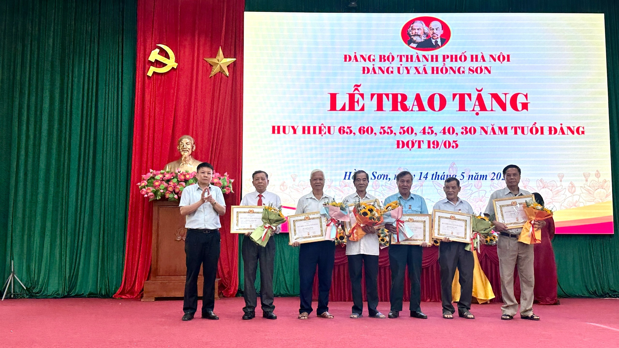 Xã Hồng Sơn có 39 đảng viên được trao tặng và truy tặng huy hiệu Đảng đợt 19/5/2026- Ảnh 3.