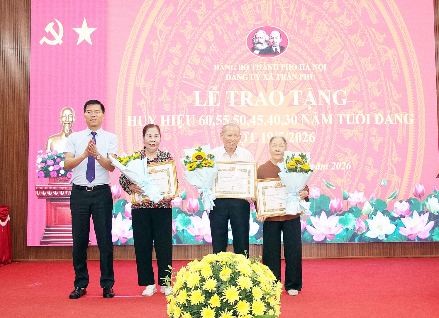 Đảng ủy xã Trần Phú đã long trọng tổ chức Lễ trao tặng Huy hiệu Đảng đợt 19/5- Ảnh 2.
