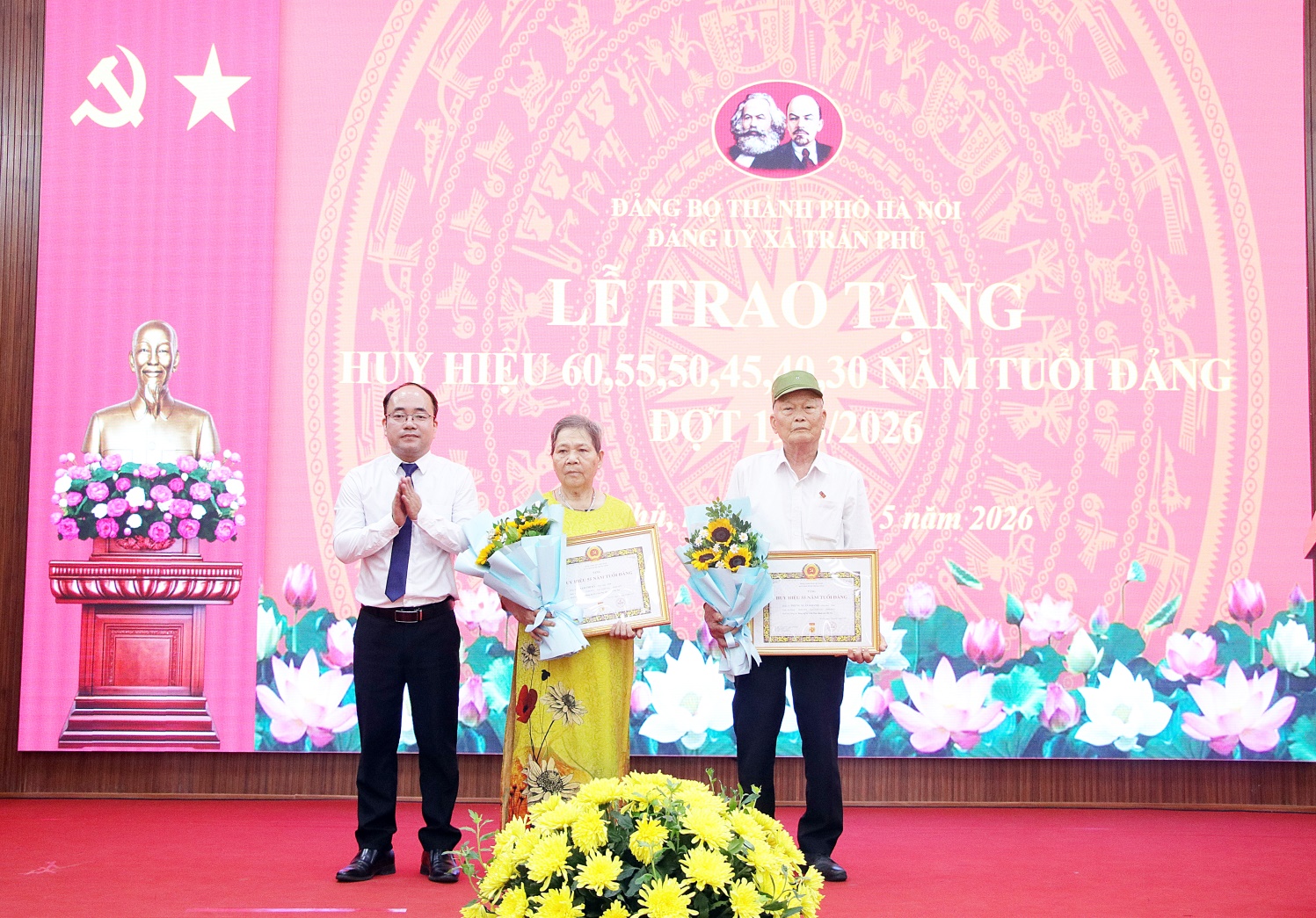 Đảng ủy xã Trần Phú đã long trọng tổ chức Lễ trao tặng Huy hiệu Đảng đợt 19/5- Ảnh 3.