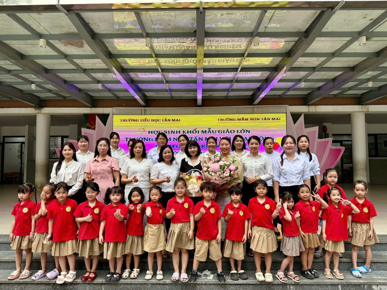 Những bước chân đầu tiên đầy háo hức tới ngôi trường Tiểu học của các bé mẫu giáo lớn Trường Mầm non Tân Mai- Ảnh 1.