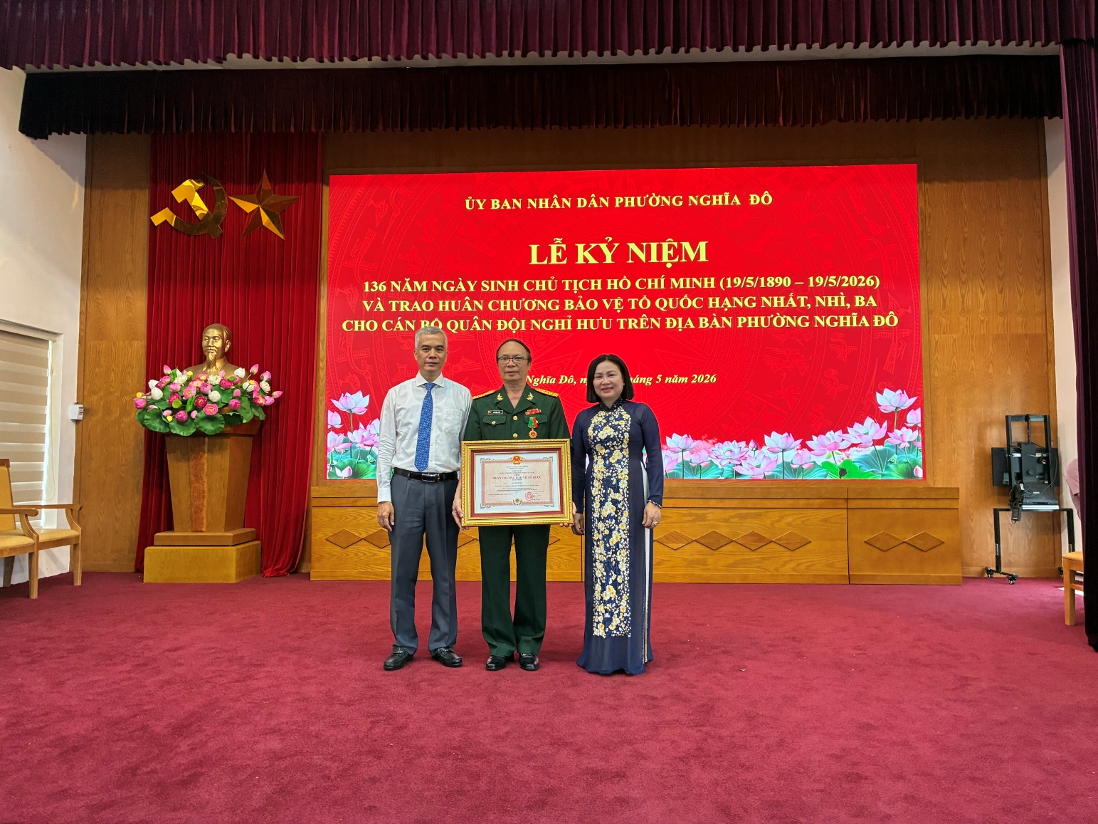 PHƯỜNG NGHĨA ĐÔ TỔ CHỨC LỄ TRAO HUÂN CHƯƠNG BẢO VỆ TỔ QUỐC CHO CÁN BỘ QUÂN ĐỘI NGHỈ HƯU- Ảnh 1.