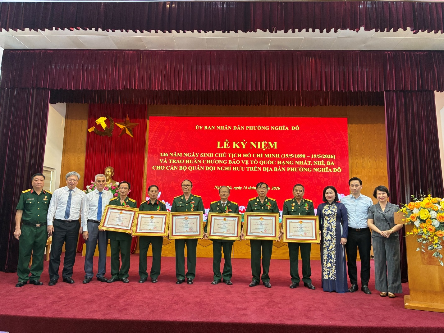 PHƯỜNG NGHĨA ĐÔ TỔ CHỨC LỄ TRAO HUÂN CHƯƠNG BẢO VỆ TỔ QUỐC CHO CÁN BỘ QUÂN ĐỘI NGHỈ HƯU- Ảnh 2.