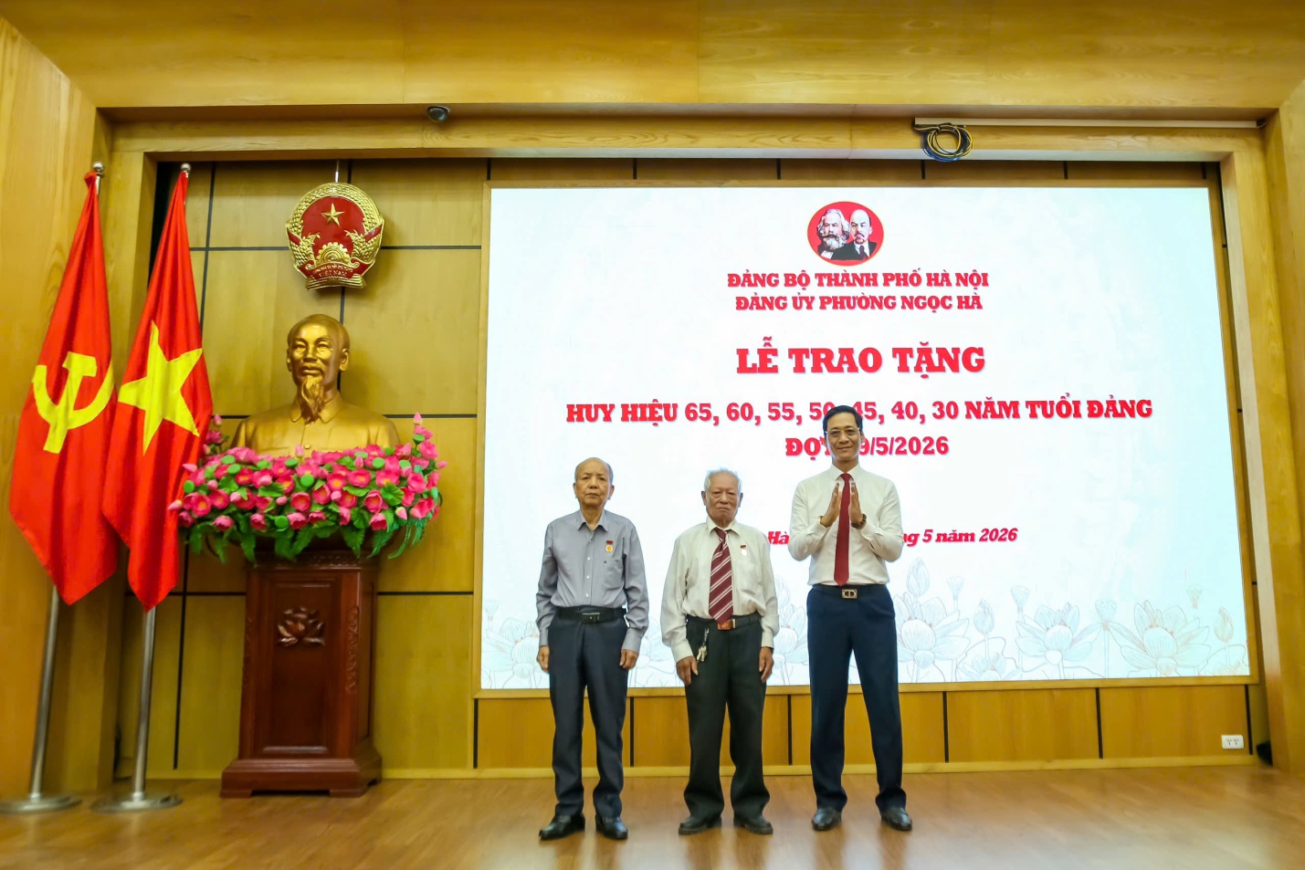 Phường Ngọc Hà - Trang trọng tổ chức Lễ trao tặng Huy hiệu Đảng đợt 19/5/2026- Ảnh 2.
