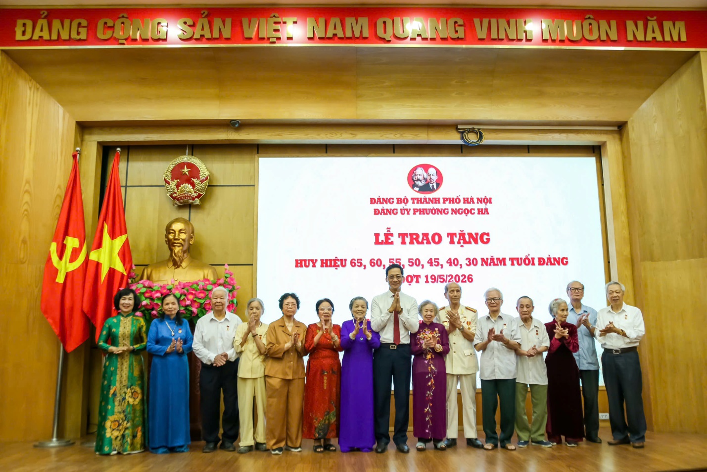 Phường Ngọc Hà - Trang trọng tổ chức Lễ trao tặng Huy hiệu Đảng đợt 19/5/2026- Ảnh 3.