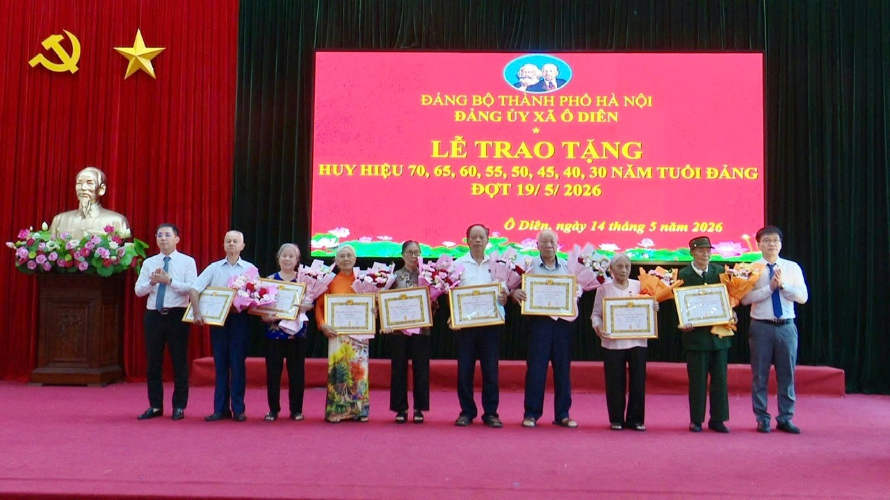 Lễ trao Huy hiệu Đảng đợt 19/5/2026- Ảnh 1.