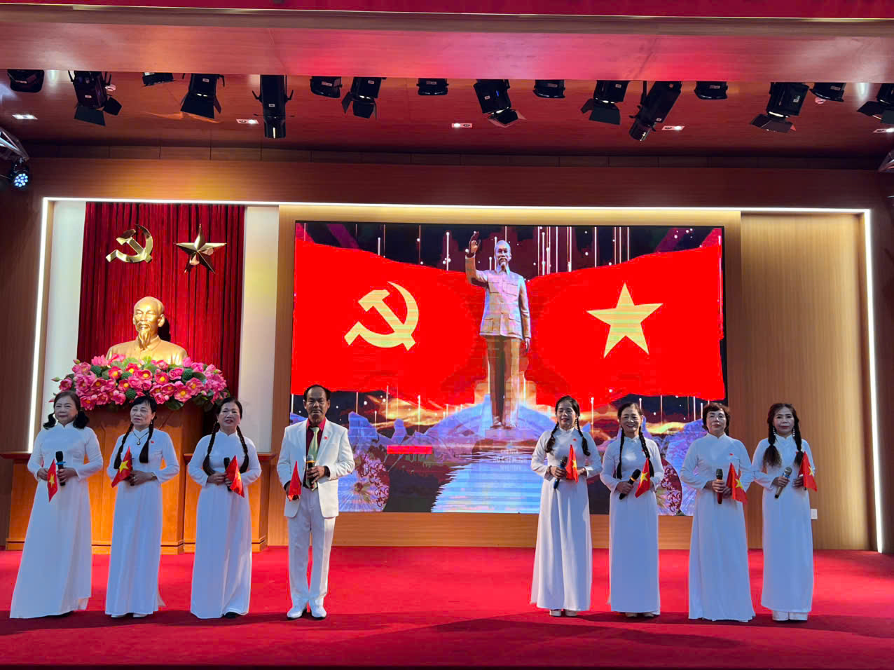 Ủy ban MTTQ Việt Nam xã Gia Lâm tổ chức liên hoan văn nghệ chào mừng thành công Đại hội đại biểu toàn quốc MTTQ Việt Nam lần thứ XI- Ảnh 4.