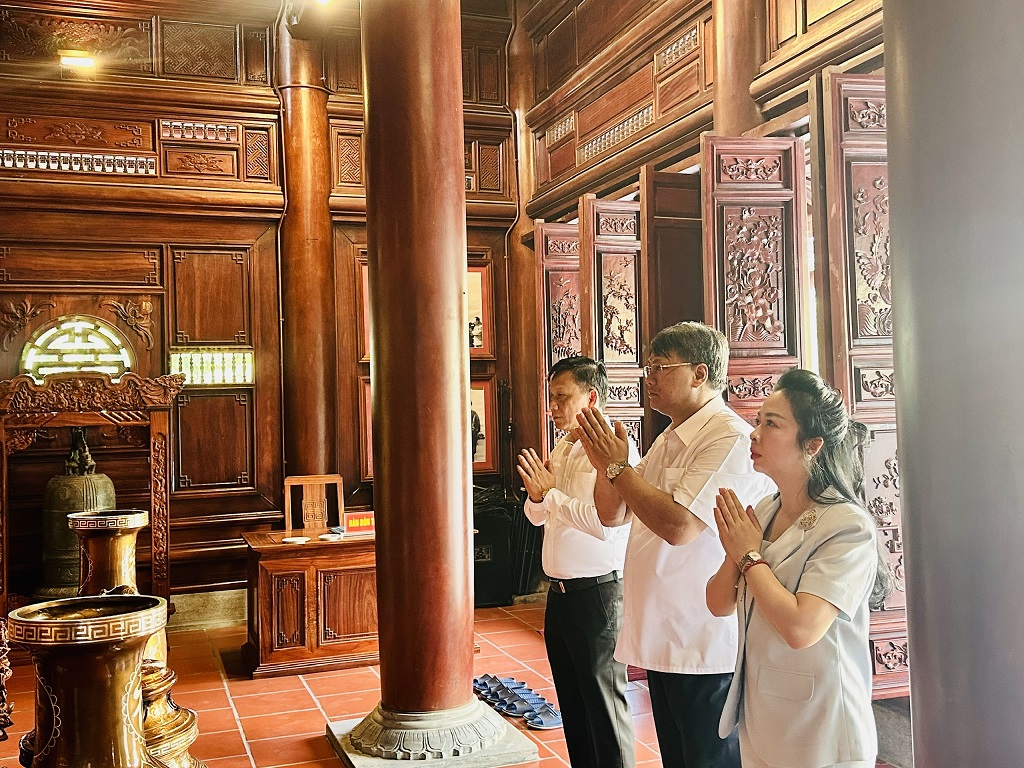Phường Phương Liệt trang trọng tổ chức Lễ dâng hương kỷ niệm 136 năm Ngày sinh Chủ tịch Hồ Chí Minh- Ảnh 1.