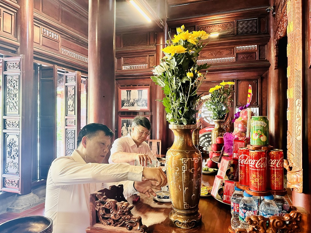 Phường Phương Liệt trang trọng tổ chức Lễ dâng hương kỷ niệm 136 năm Ngày sinh Chủ tịch Hồ Chí Minh- Ảnh 3.