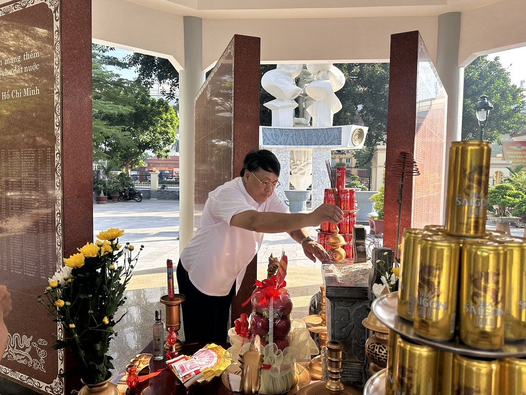 Phường Phương Liệt trang trọng tổ chức Lễ dâng hương kỷ niệm 136 năm Ngày sinh Chủ tịch Hồ Chí Minh- Ảnh 4.