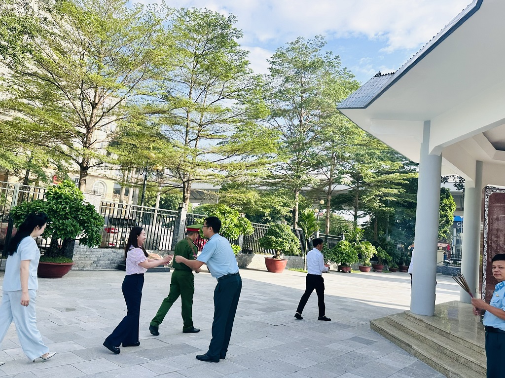 Phường Phương Liệt trang trọng tổ chức Lễ dâng hương kỷ niệm 136 năm Ngày sinh Chủ tịch Hồ Chí Minh- Ảnh 5.