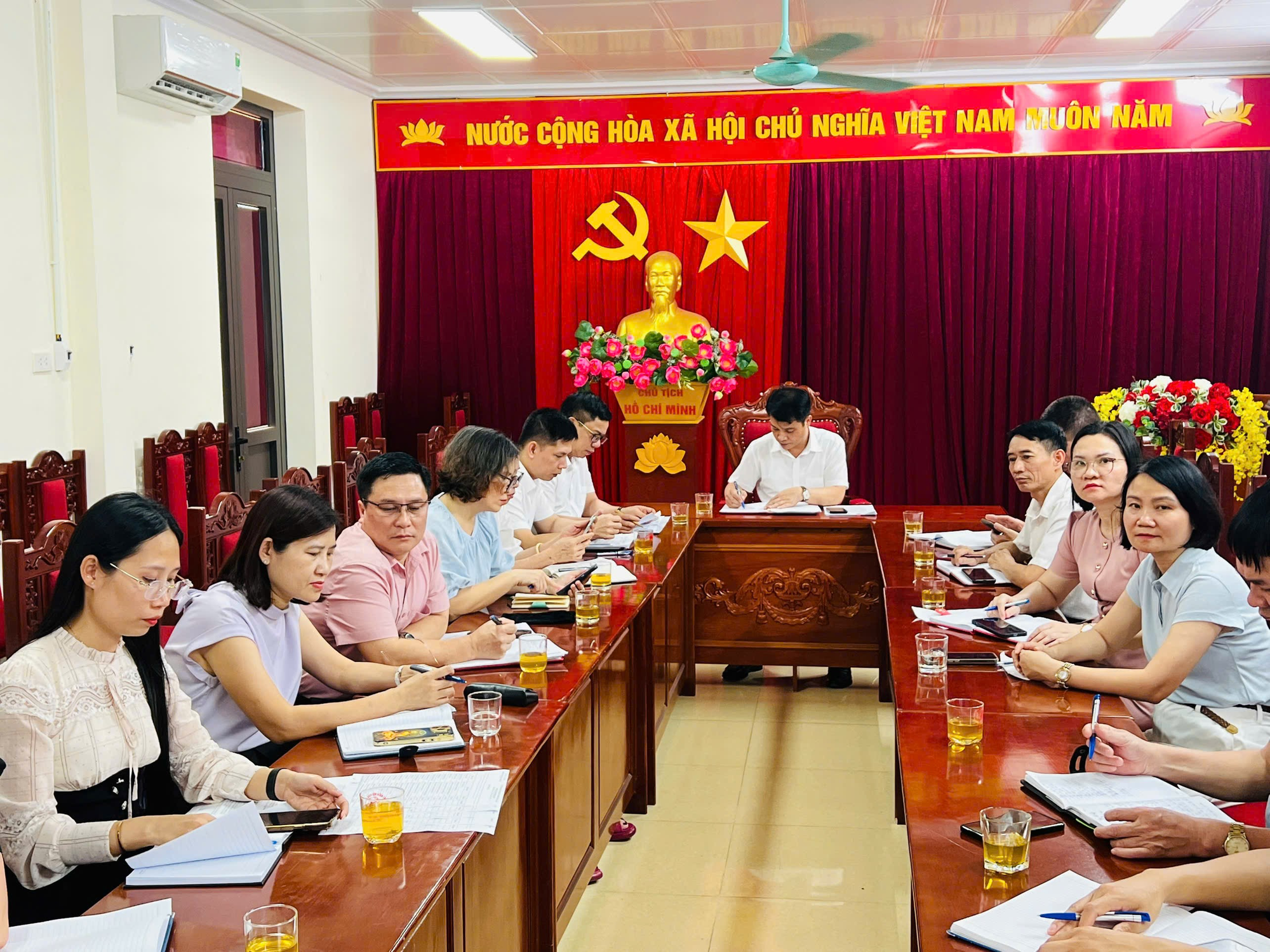 Chiều 14/5 xã Hát Môn tổ chức hội nghị tiếp sóng trực tuyến họp Ban chỉ đạo chỉ đạo Kỳ thi tốt nghiệp trung học phổ thông thành phố Hà Nội năm 2026 và Ban Chỉ đạo thi, tuyển sinh thành phố Hà Nội năm học 2026 - 2027.- Ảnh 2.