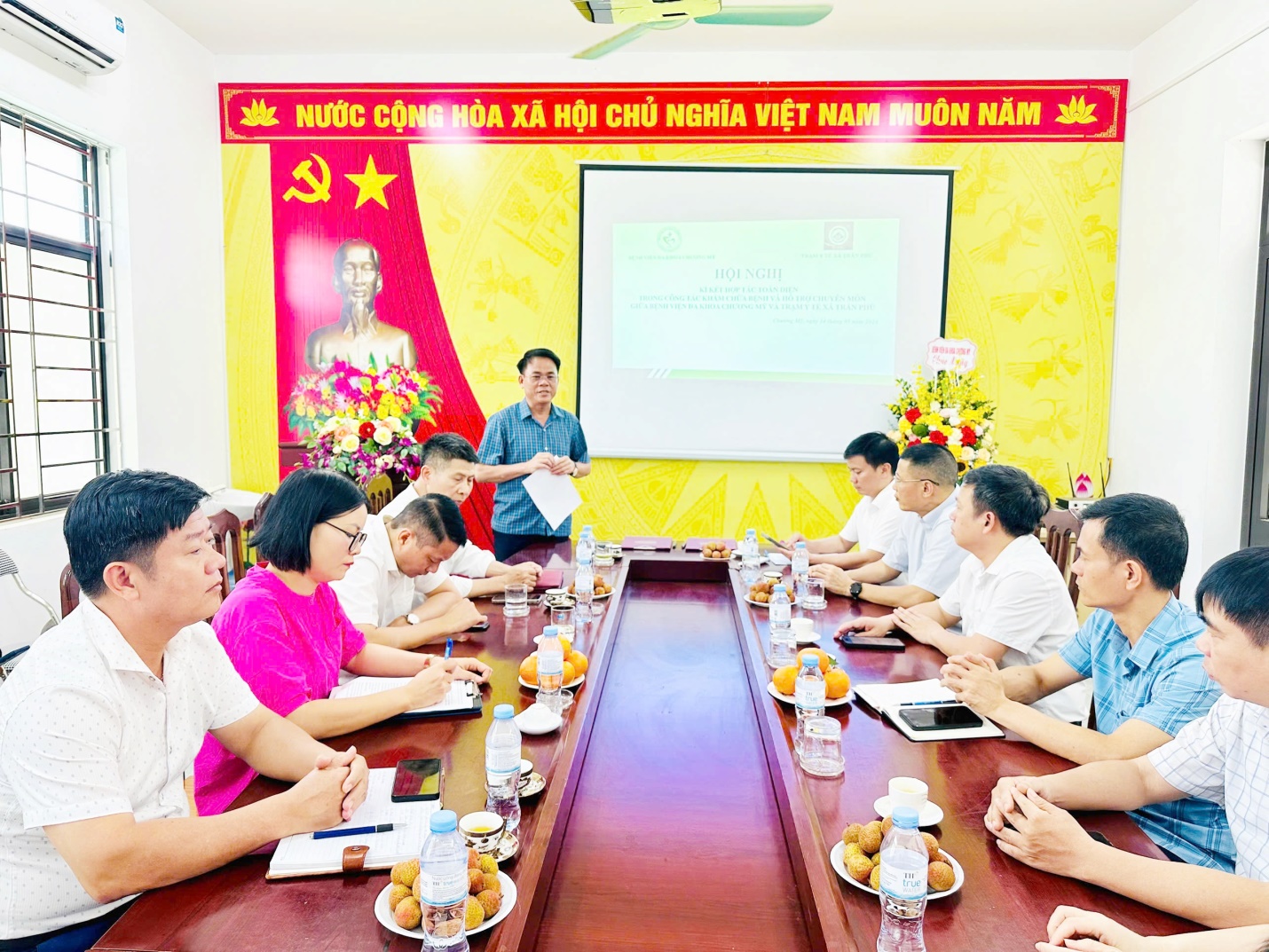 Bệnh viện Đa khoa Chương Mỹ, Trạm y tế xã Trần Phú tổ chức Hội nghị ký kết trong công tác khám chữa bệnh và hỗ trợ chuyên môn- Ảnh 1.