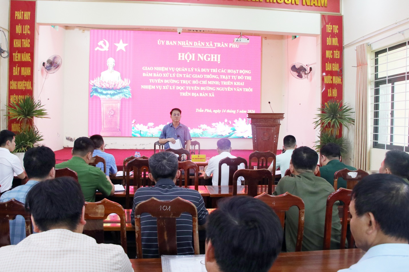 UBND xã Trần Phú tổ chức  bàn giao kết quả triển khai giải quyết điểm nghẽn “Trật tự đô thị và ùn tắc giao thông” cho các cơ sở thôn quản lý, duy trì- Ảnh 1.