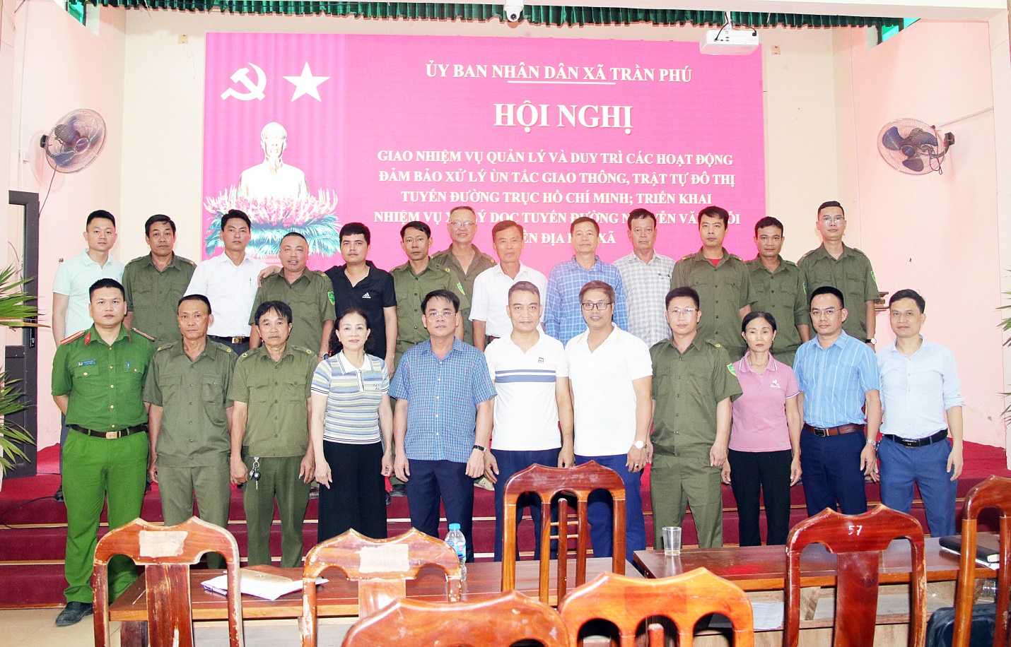 UBND xã Trần Phú tổ chức  bàn giao kết quả triển khai giải quyết điểm nghẽn “Trật tự đô thị và ùn tắc giao thông” cho các cơ sở thôn quản lý, duy trì- Ảnh 3.