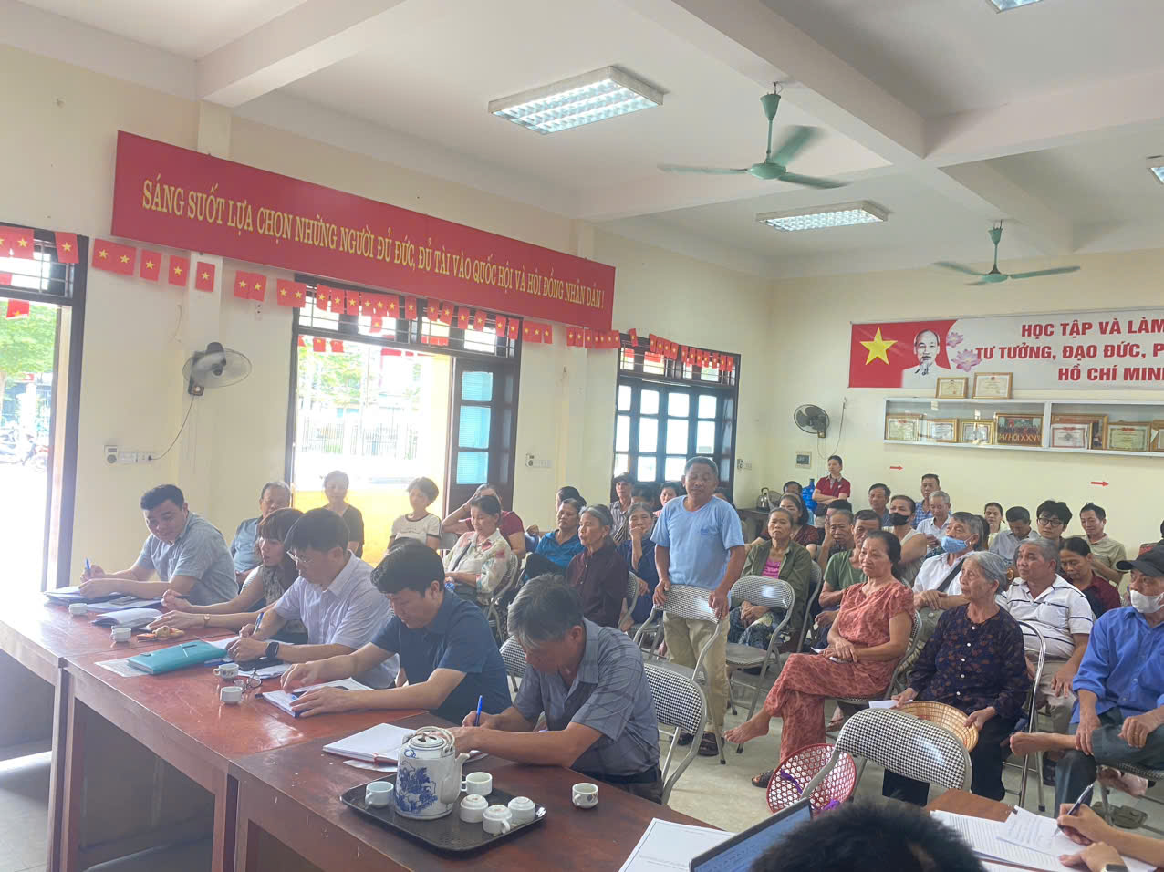 Ảnh có chứa trang phục, trong nhà, người, con người  Nội dung do AI tạo ra có thể không chính xác.
