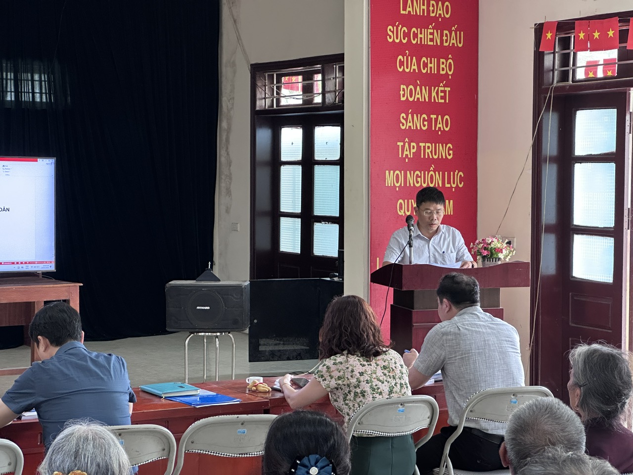 Ảnh có chứa văn bản, trang phục, đàn ông, trong nhà  Nội dung do AI tạo ra có thể không chính xác.