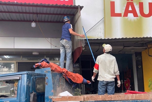 Quyết liệt khơi thông "điểm nghẽn" - Ban chỉ đạo 197 xã Hoài Đức ra quân giành lại vỉa hè cho người đi bộ- Ảnh 1.