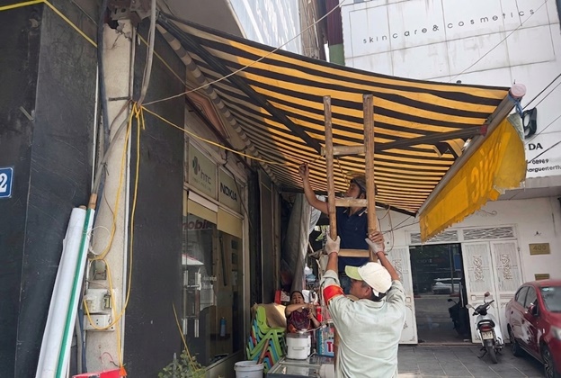 Quyết liệt khơi thông "điểm nghẽn" - Ban chỉ đạo 197 xã Hoài Đức ra quân giành lại vỉa hè cho người đi bộ- Ảnh 2.