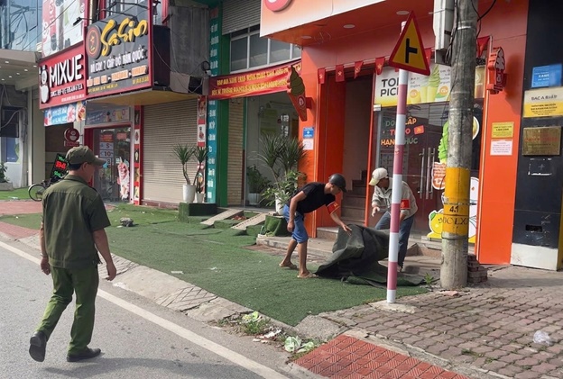 Quyết liệt khơi thông "điểm nghẽn" - Ban chỉ đạo 197 xã Hoài Đức ra quân giành lại vỉa hè cho người đi bộ- Ảnh 4.