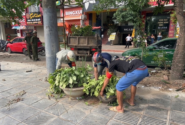 Quyết liệt khơi thông "điểm nghẽn" - Ban chỉ đạo 197 xã Hoài Đức ra quân giành lại vỉa hè cho người đi bộ- Ảnh 3.