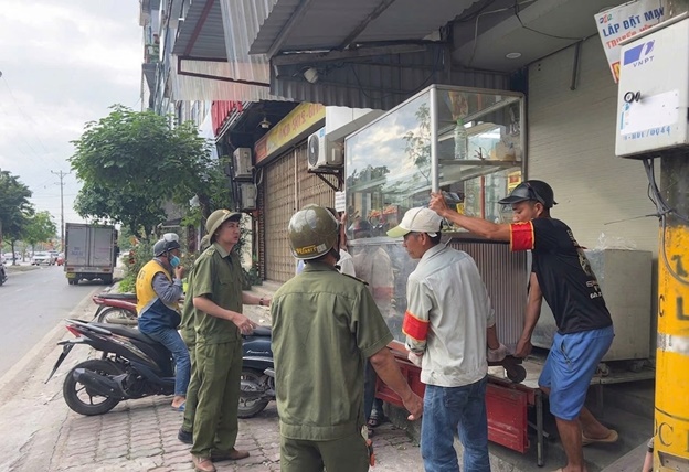 Quyết liệt khơi thông "điểm nghẽn" - Ban chỉ đạo 197 xã Hoài Đức ra quân giành lại vỉa hè cho người đi bộ- Ảnh 5.
