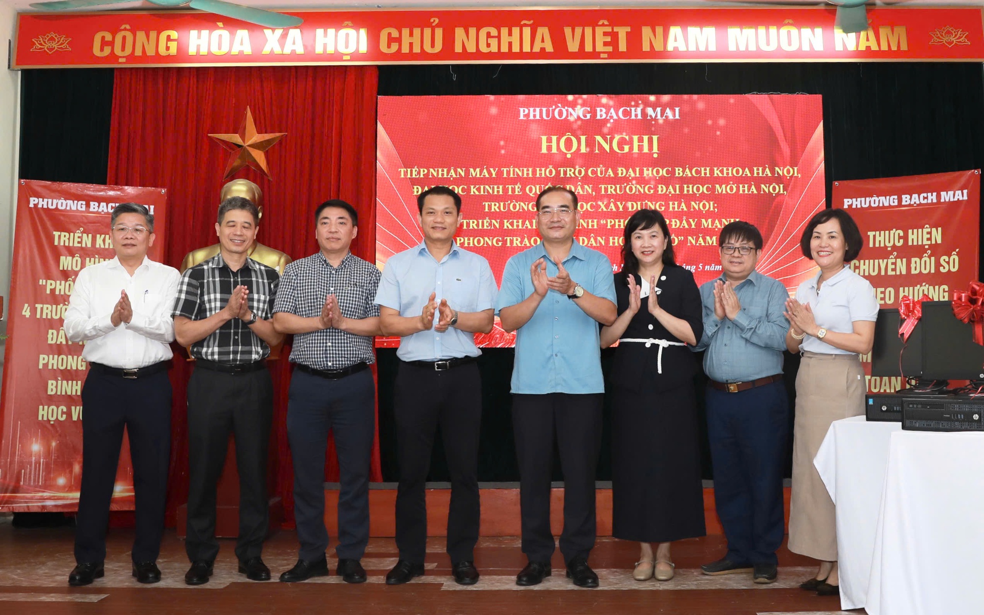 Phường Bạch Mai tổ chức hội nghị tiếp nhận máy tính của 4 trường đại học, phối hợp đẩy mạnh phong trào “Bình dân học vụ số” trên địa bàn phường năm 2026