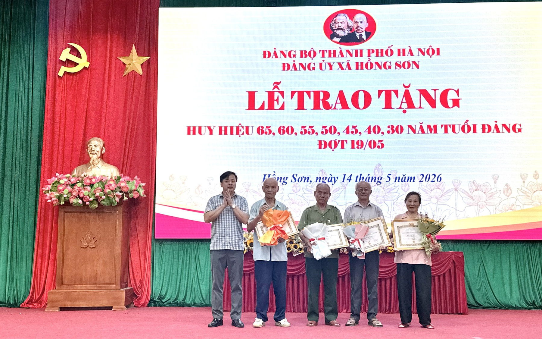 Xã Hồng Sơn có 39 đảng viên được trao tặng và truy tặng huy hiệu Đảng đợt 19/5/2026