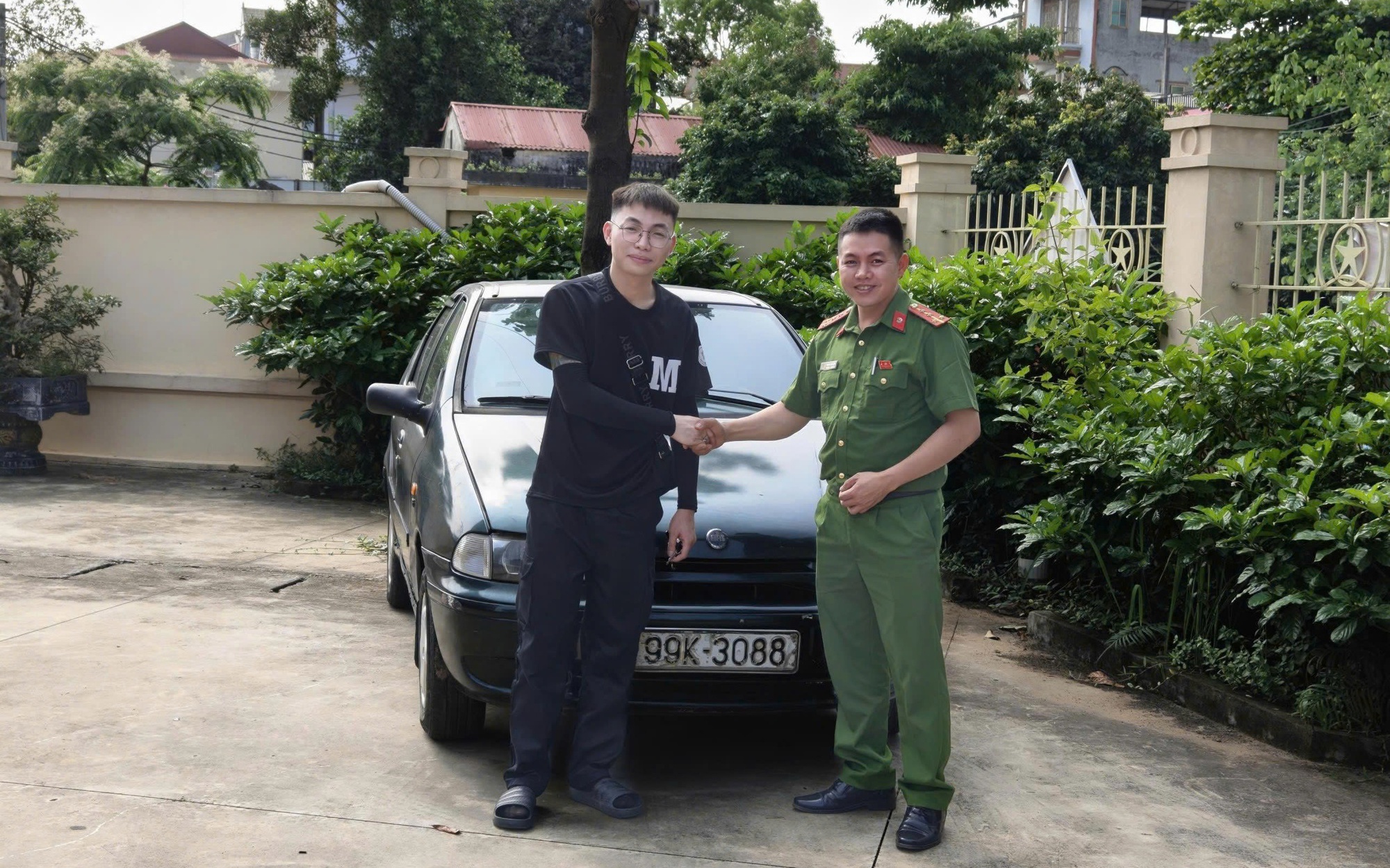Công an xã Phú Cát kịp thời hỗ trợ người dân nhận lại phương tiện bị bỏ quên