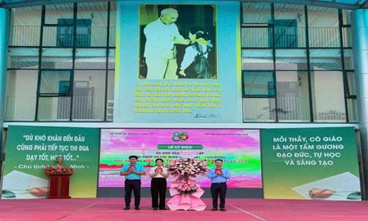 THCS Linh Đàm rực sáng khí thế tuổi trẻ trong chương trình Kỷ niệm 85 năm ngày thành lập đội TNTP Hồ Chí Minh và kết nạp đoàn viên mới- Ảnh 1.