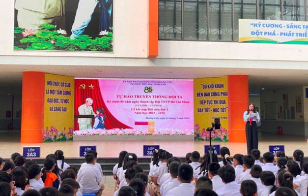 Trường Tiểu học Linh Đàm tổ chức Lễ Chào cờ theo nghi thức Đội và Lễ kết nạp Đội nhân kỷ niệm 85 năm ngày thành lập đội TNTP Hồ Chí Minh- Ảnh 1.