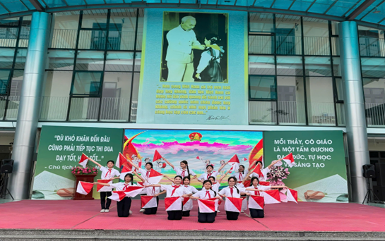 THCS Linh Đàm rực sáng khí thế tuổi trẻ trong chương trình Kỷ niệm 85 năm ngày thành lập đội TNTP Hồ Chí Minh và kết nạp đoàn viên mới- Ảnh 2.