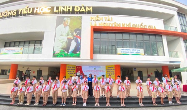 Trường Tiểu học Linh Đàm tổ chức Lễ Chào cờ theo nghi thức Đội và Lễ kết nạp Đội nhân kỷ niệm 85 năm ngày thành lập đội TNTP Hồ Chí Minh- Ảnh 3.