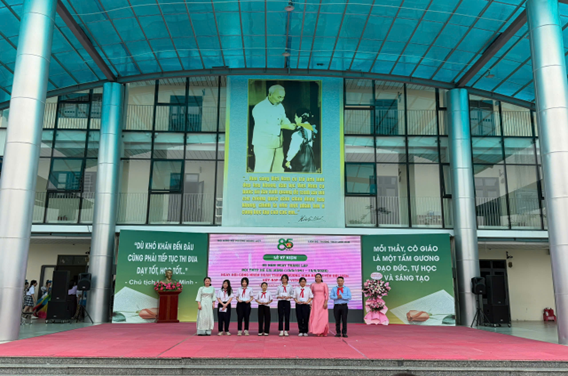THCS Linh Đàm rực sáng khí thế tuổi trẻ trong chương trình Kỷ niệm 85 năm ngày thành lập đội TNTP Hồ Chí Minh và kết nạp đoàn viên mới- Ảnh 4.