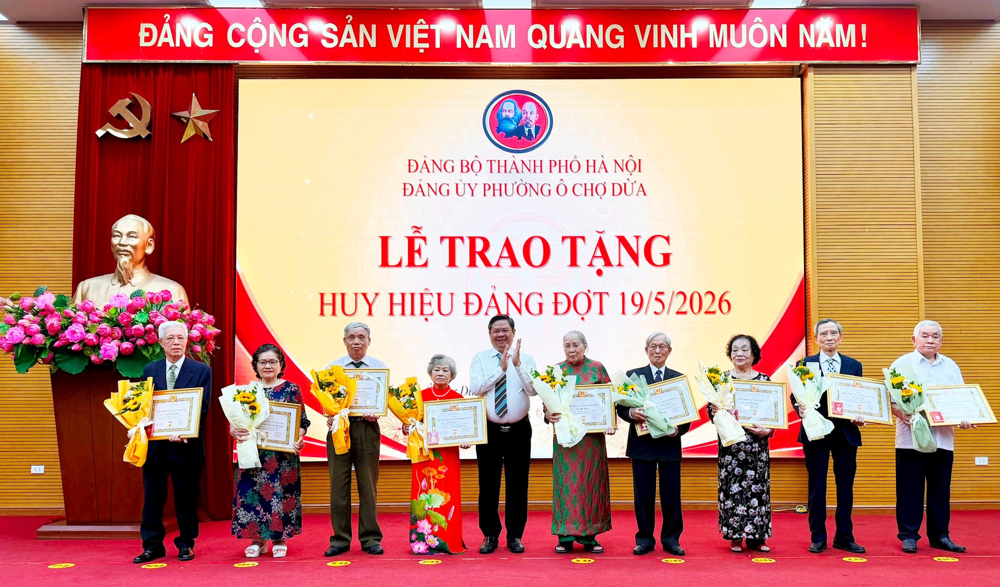 Phường Ô Chợ Dừa: 109 đảng viên nhận Huy hiệu Đảng đợt 19-5- Ảnh 1.