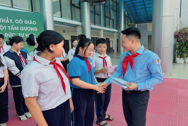 THCS Linh Đàm rực sáng khí thế tuổi trẻ trong chương trình Kỷ niệm 85 năm ngày thành lập đội TNTP Hồ Chí Minh và kết nạp đoàn viên mới- Ảnh 5.