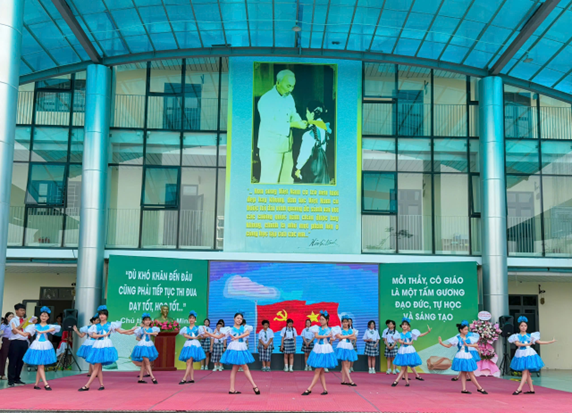 THCS Linh Đàm rực sáng khí thế tuổi trẻ trong chương trình Kỷ niệm 85 năm ngày thành lập đội TNTP Hồ Chí Minh và kết nạp đoàn viên mới- Ảnh 7.