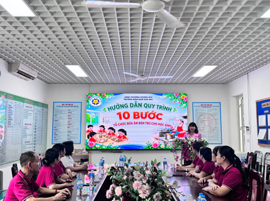 TRƯỜNG MẦM NON HOA MAI TỔ CHỨC TẬP HUẤN HƯỚNG DẪN 10 BƯỚC TỔ CHỨC BỮA ĂN BÁN TRÚ CHO HỌC SINH.- Ảnh 1.