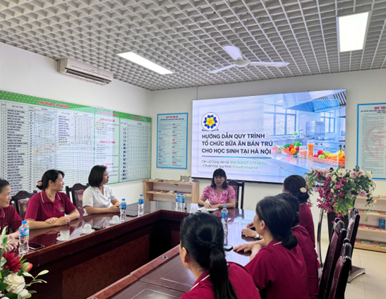 TRƯỜNG MẦM NON HOA MAI TỔ CHỨC TẬP HUẤN HƯỚNG DẪN 10 BƯỚC TỔ CHỨC BỮA ĂN BÁN TRÚ CHO HỌC SINH.- Ảnh 2.