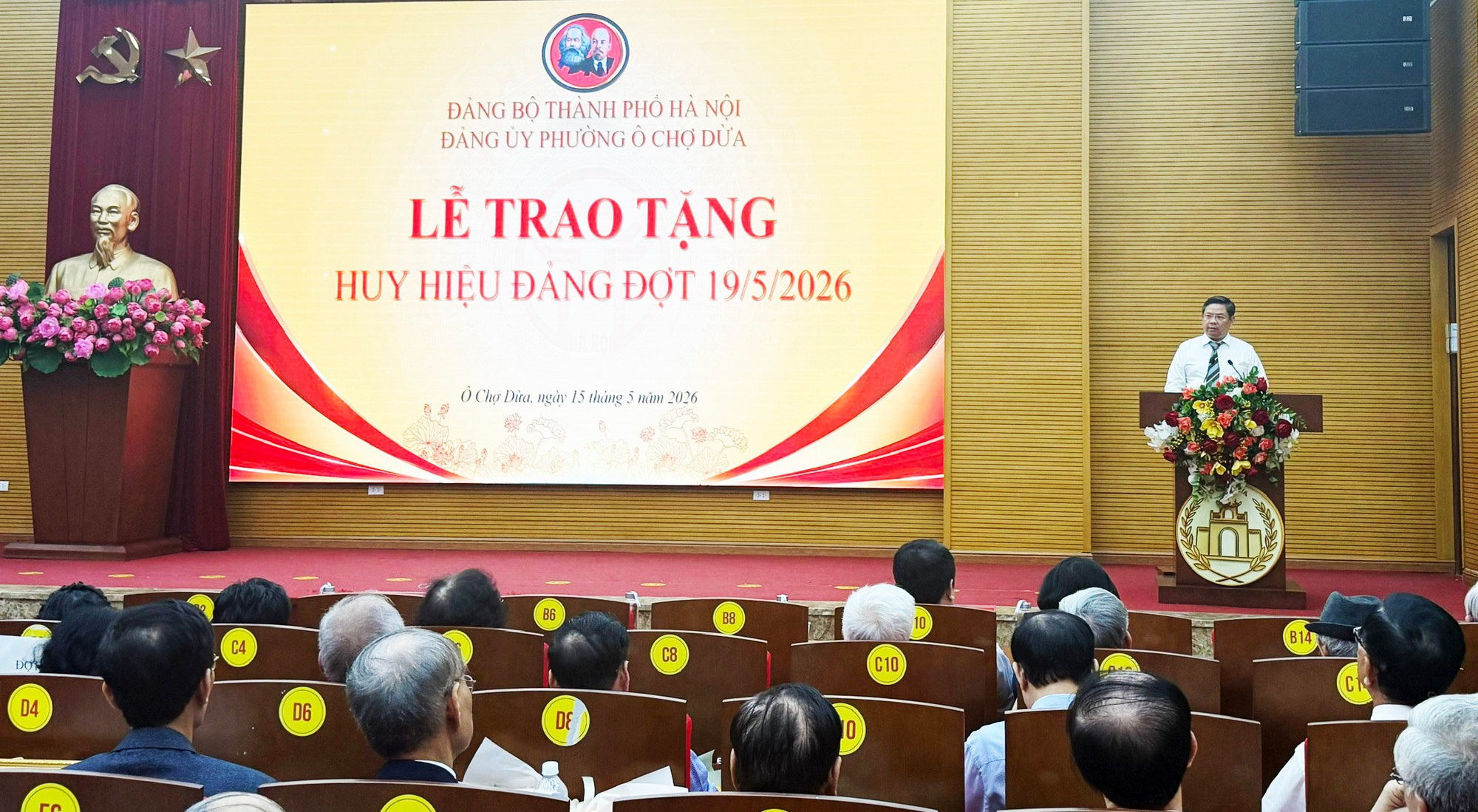 Phường Ô Chợ Dừa: 109 đảng viên nhận Huy hiệu Đảng đợt 19-5- Ảnh 3.