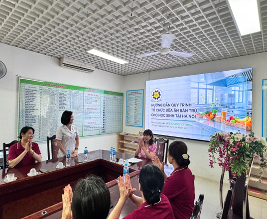 TRƯỜNG MẦM NON HOA MAI TỔ CHỨC TẬP HUẤN HƯỚNG DẪN 10 BƯỚC TỔ CHỨC BỮA ĂN BÁN TRÚ CHO HỌC SINH.- Ảnh 6.