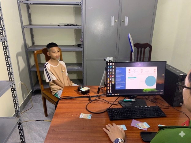 Công an xã Hoài Đức tổng lực triển khai đợt cao điểm cấp Căn cước cho trẻ từ 6 đến 14 tuổi- Ảnh 3.