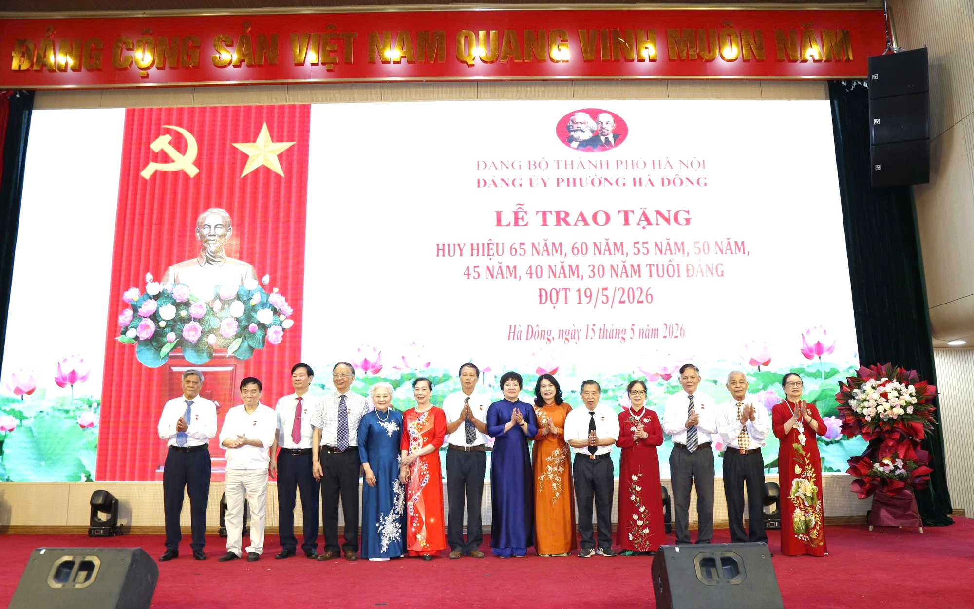 Phường Hà Đông tổ chức trao Huy hiệu Đảng cho 330 đảng viên đợt 19/5