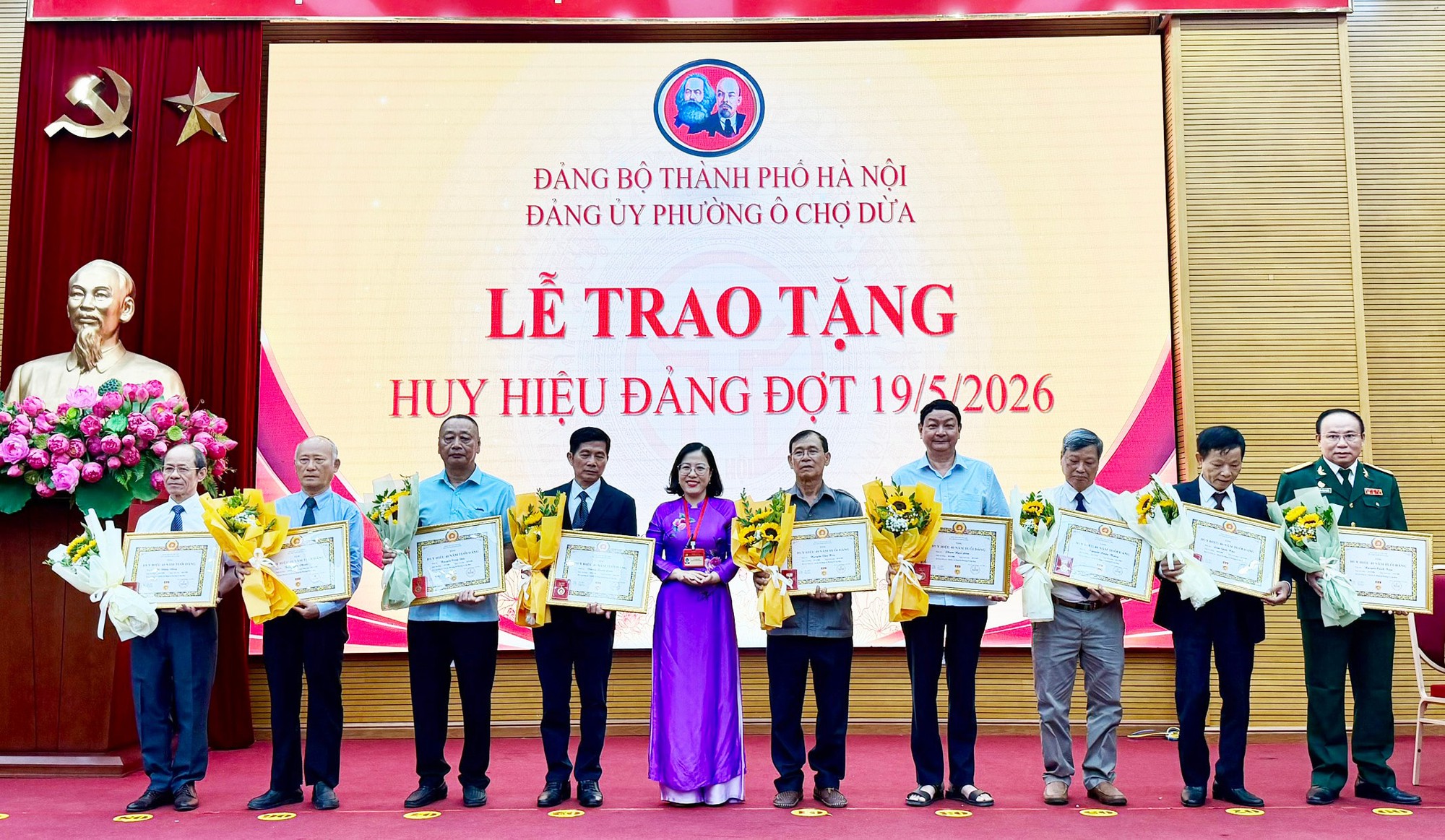 Phường Ô Chợ Dừa: 109 đảng viên nhận Huy hiệu Đảng đợt 19-5- Ảnh 2.