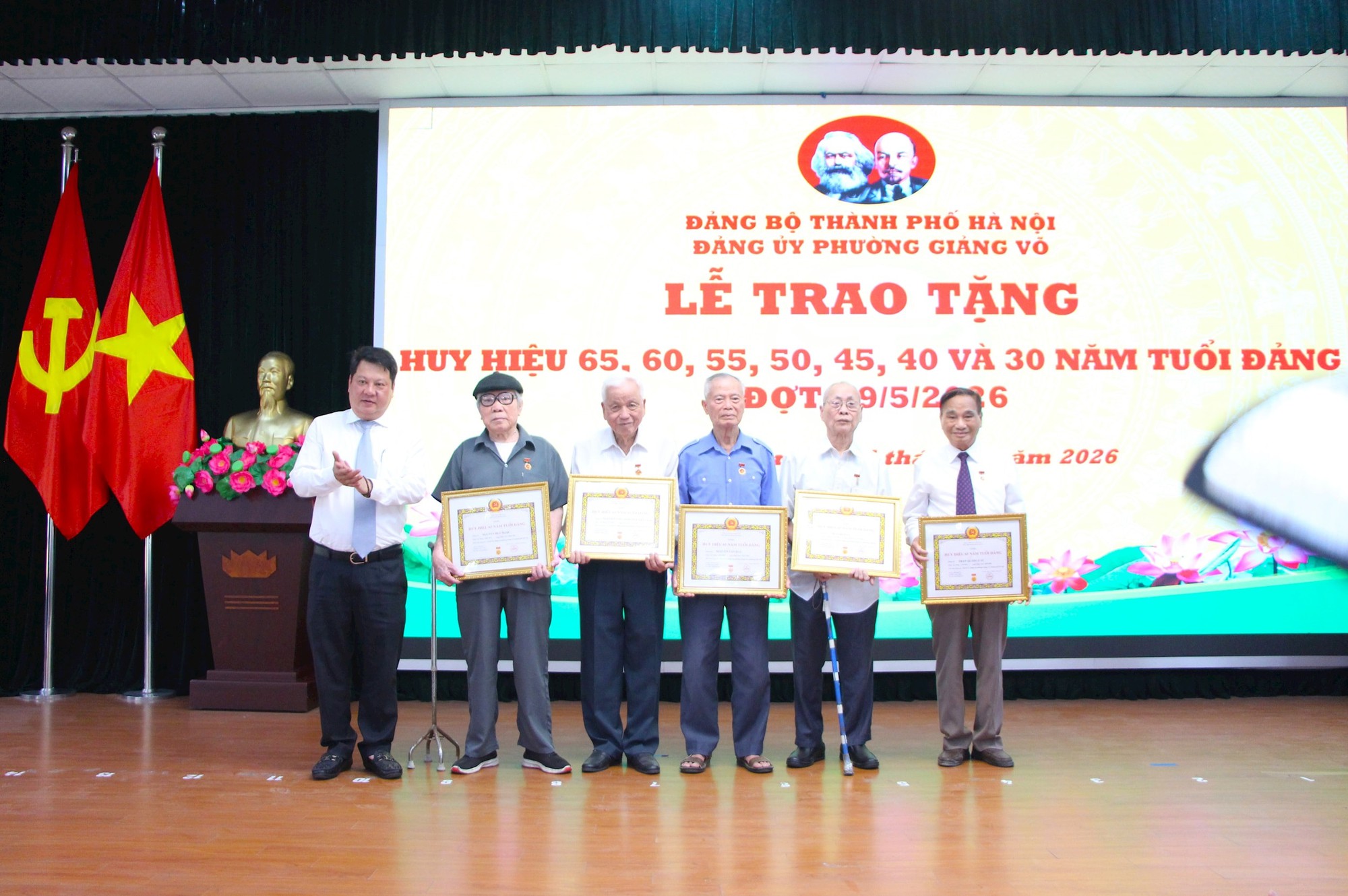 180 đảng viên phường Giảng Võ nhận Huy hiệu Đảng đợt 19-5- Ảnh 1.