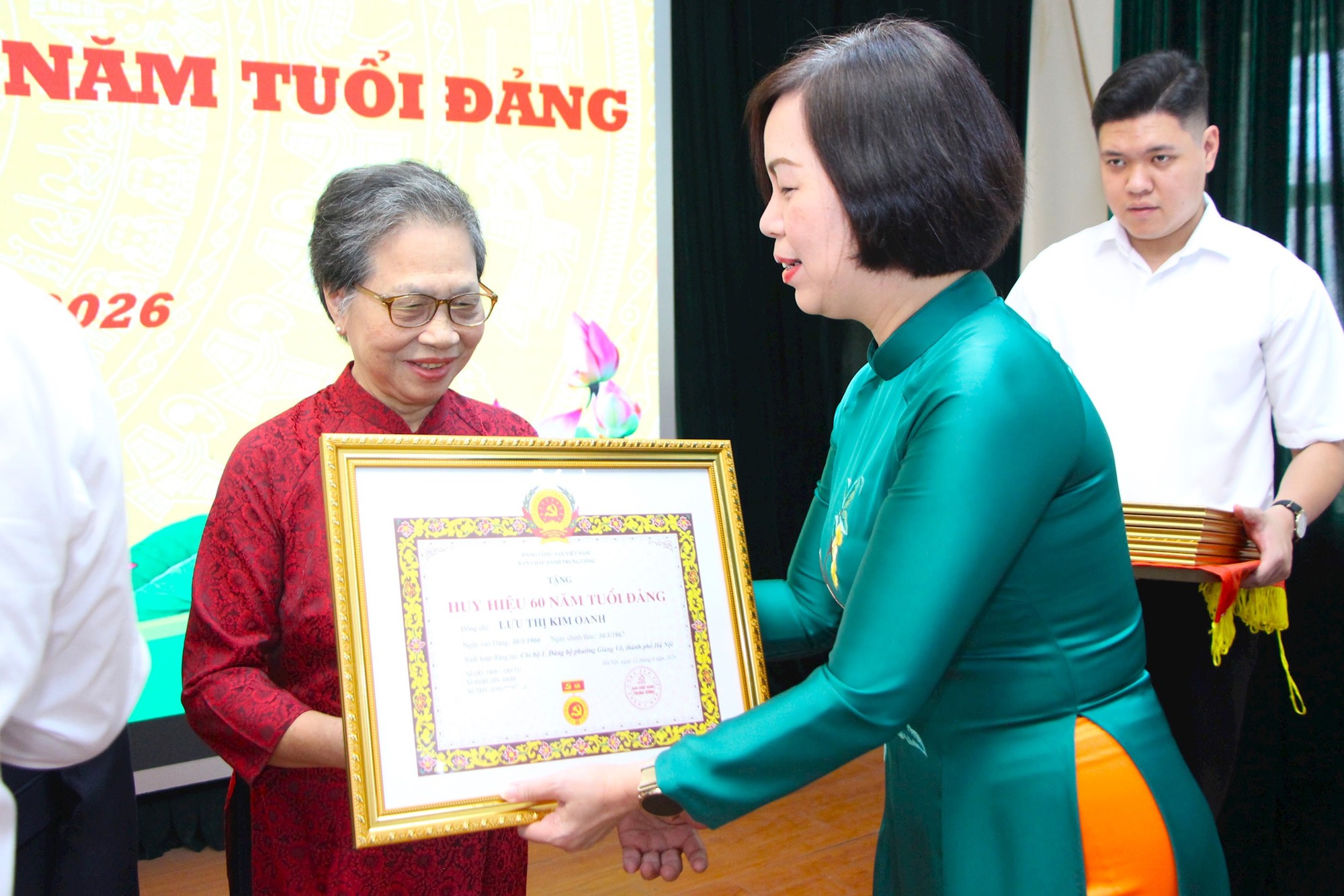 180 đảng viên phường Giảng Võ nhận Huy hiệu Đảng đợt 19-5- Ảnh 3.
