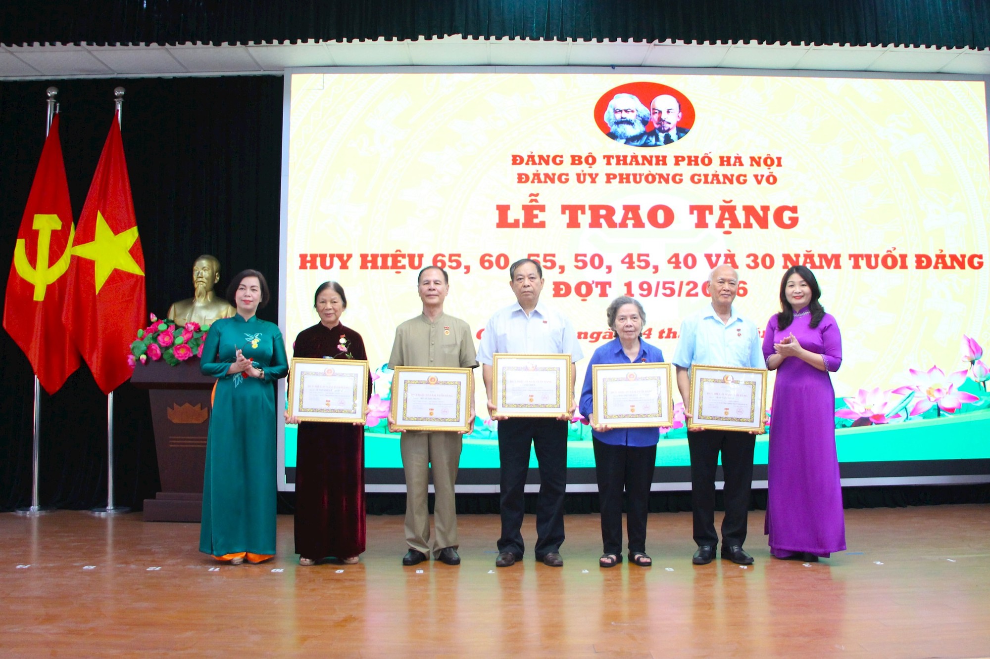 180 đảng viên phường Giảng Võ nhận Huy hiệu Đảng đợt 19-5- Ảnh 4.