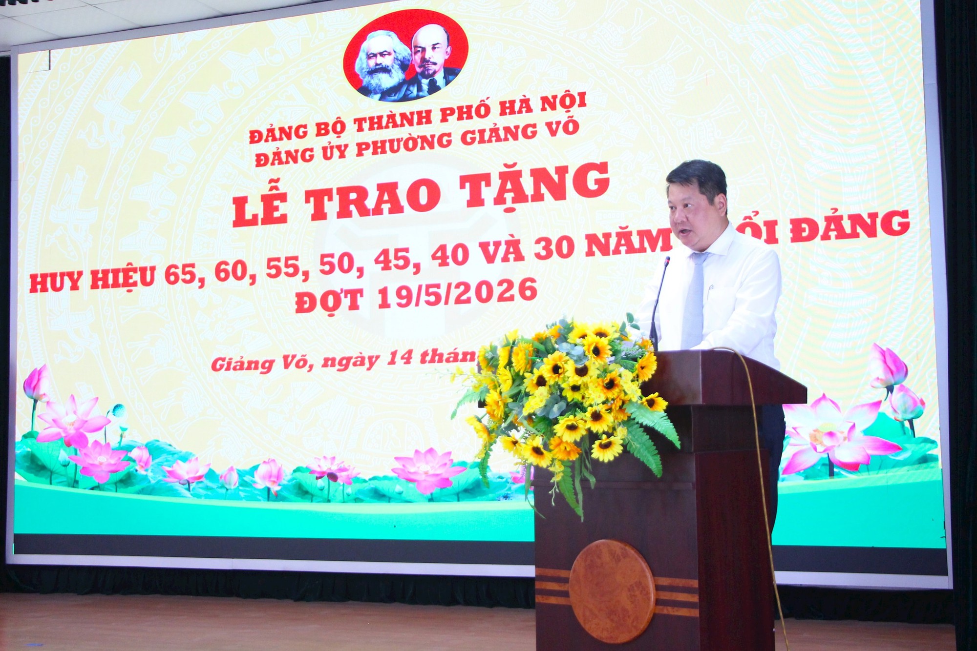 180 đảng viên phường Giảng Võ nhận Huy hiệu Đảng đợt 19-5- Ảnh 2.