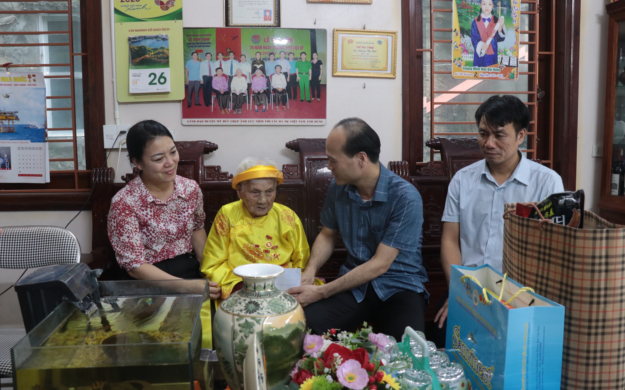 Lãnh đạo xã Mỹ Đức thăm và tăng quà cho mẹ Việt Nam anh hùng Dương Thị Hạt - thôn Hà Xá - Xã Mỹ Đức
